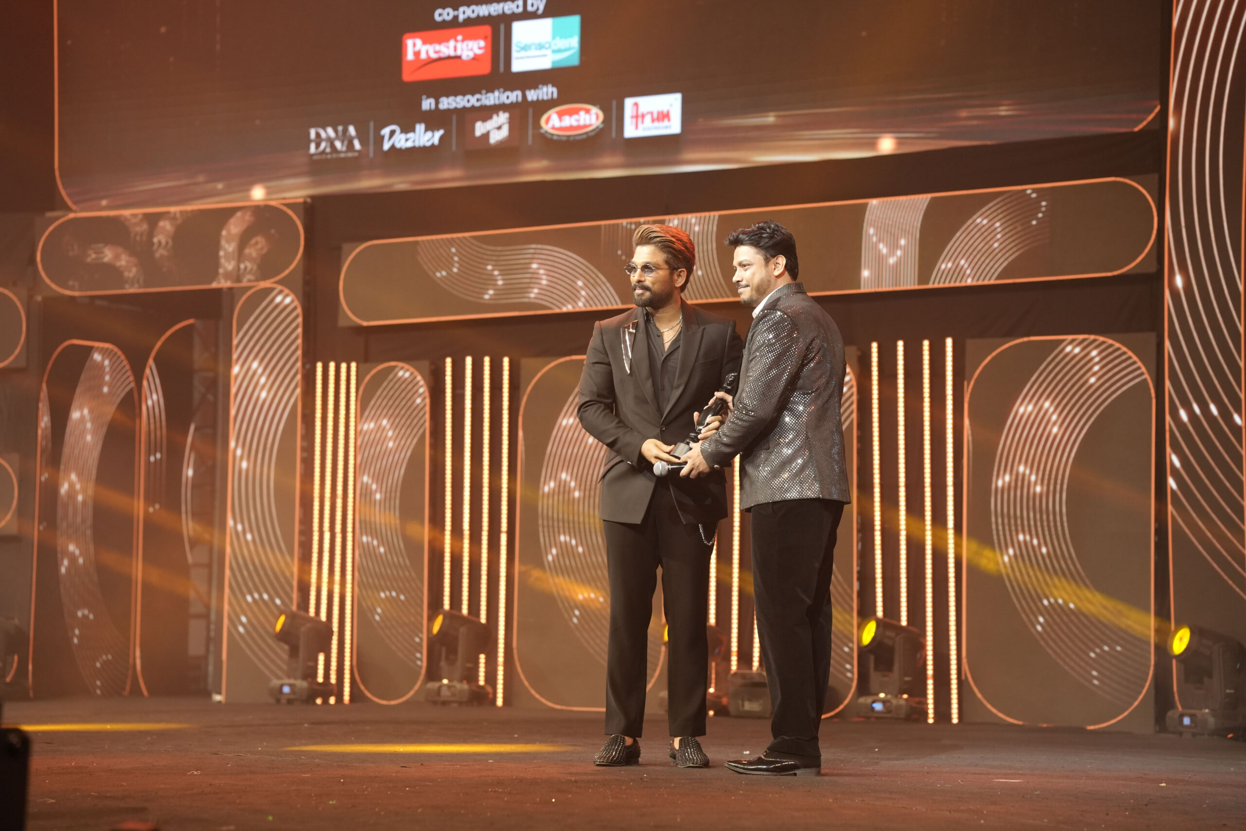 Allu Arjun winning the award for Best Actor in a Leading Role(Male)-Telugu for Pushpa 2_ The Rule at the 70th Filmfare Awards South with Kerala Tourism