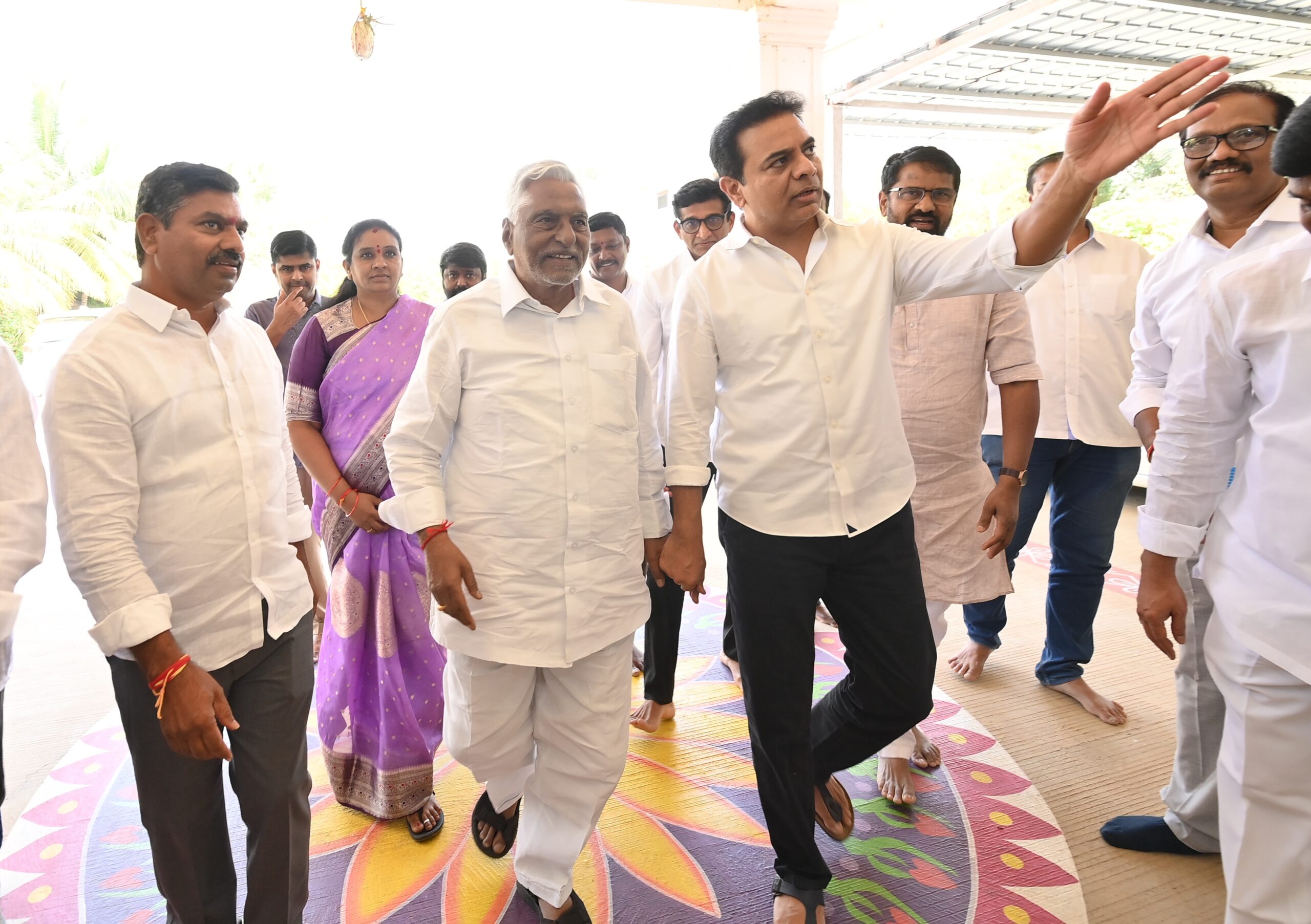 Emotional Meeting of Senior Congress Leader & Former Minister Tatiparthi Jeevan Reddy with KCR