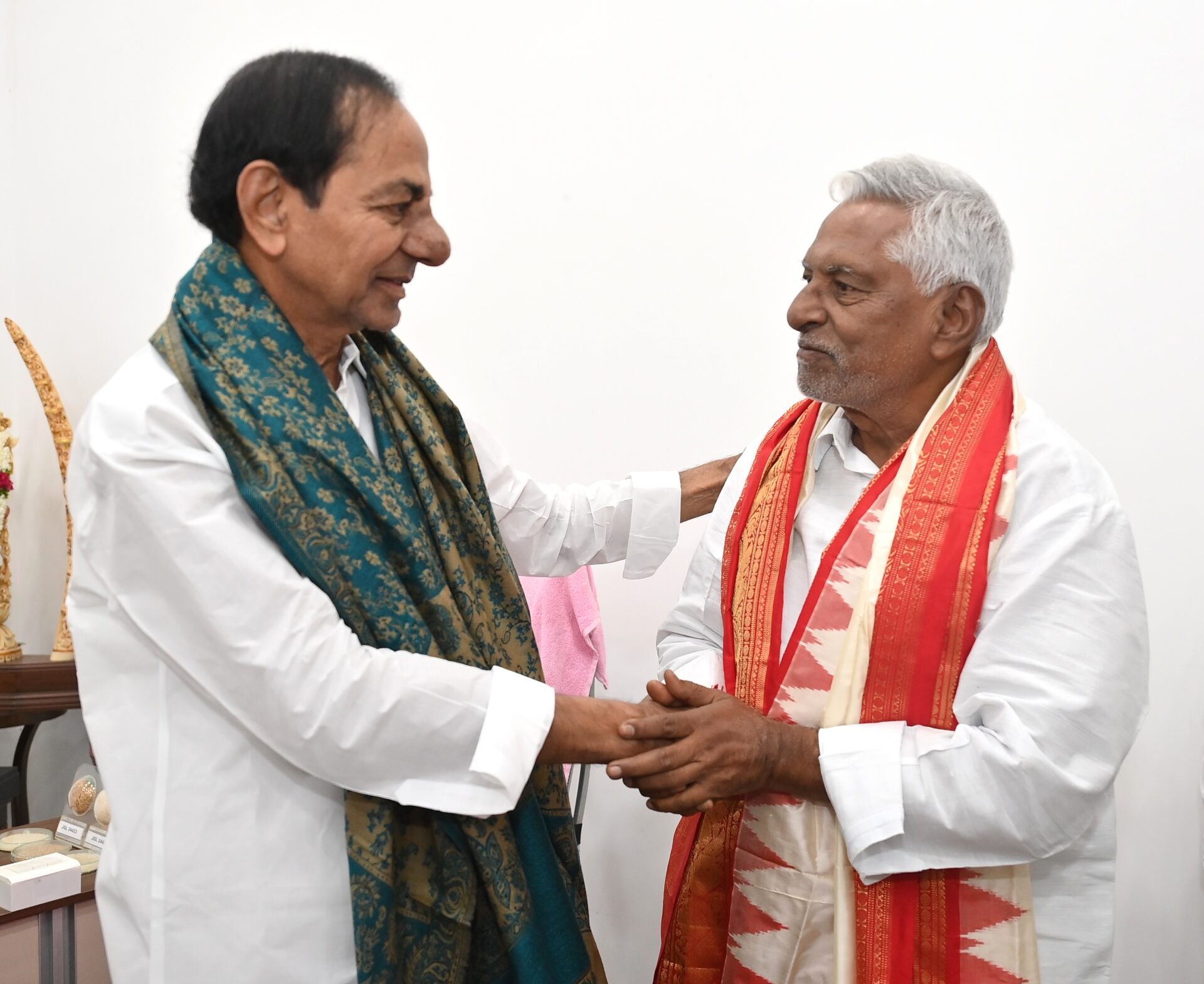 Emotional Meeting of Senior Congress Leader & Former Minister Tatiparthi Jeevan Reddy with KCR