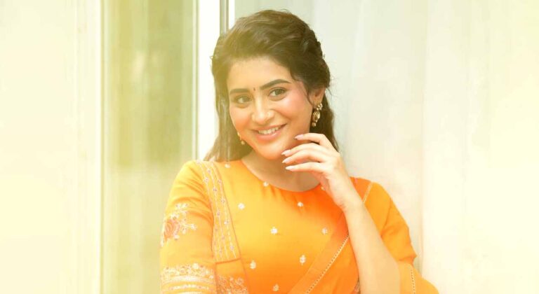 Radiant & Regal Rashi Singh Mesmerizes in Golden Hour Traditional Look