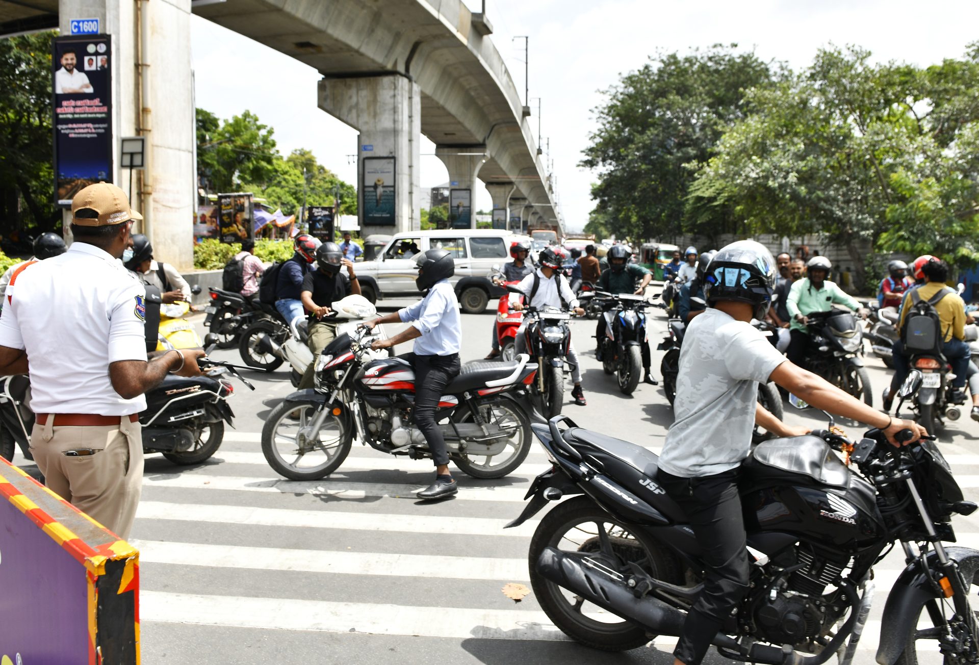 KBR Park One-Way Traffic: Commuters Face Initial Chaos