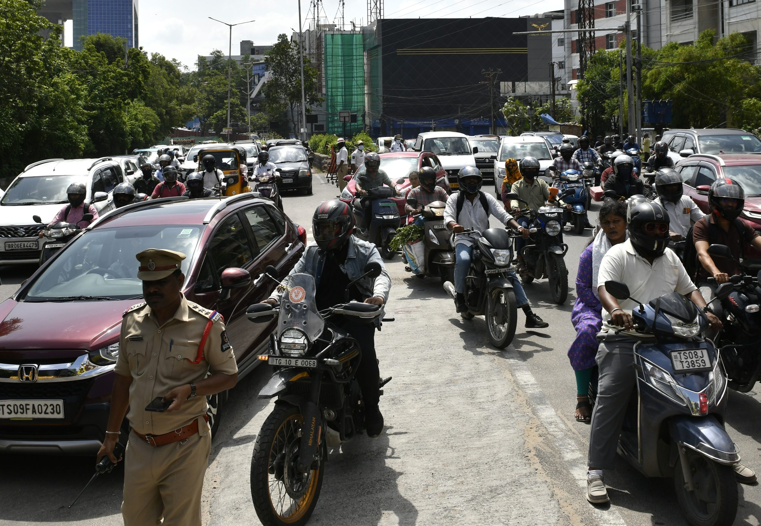 KBR Park One-Way Traffic: Commuters Face Initial Chaos